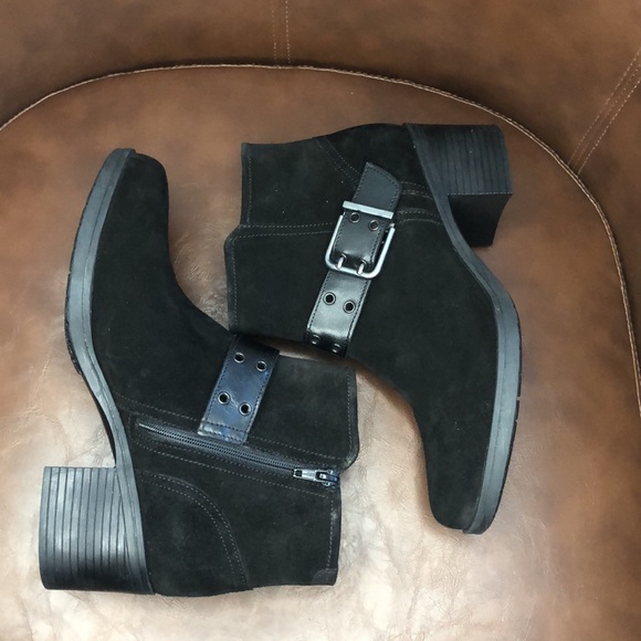Clarks Hollis Star Buckled Booties - Picture 4 of 9